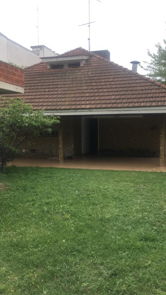 ALQUILER SOLO FINES COMERCIALES - CASA DE 500 MTRS CUB. S/LOTE DE 1000 MTRS - HIPOLITO VIEYTES 340