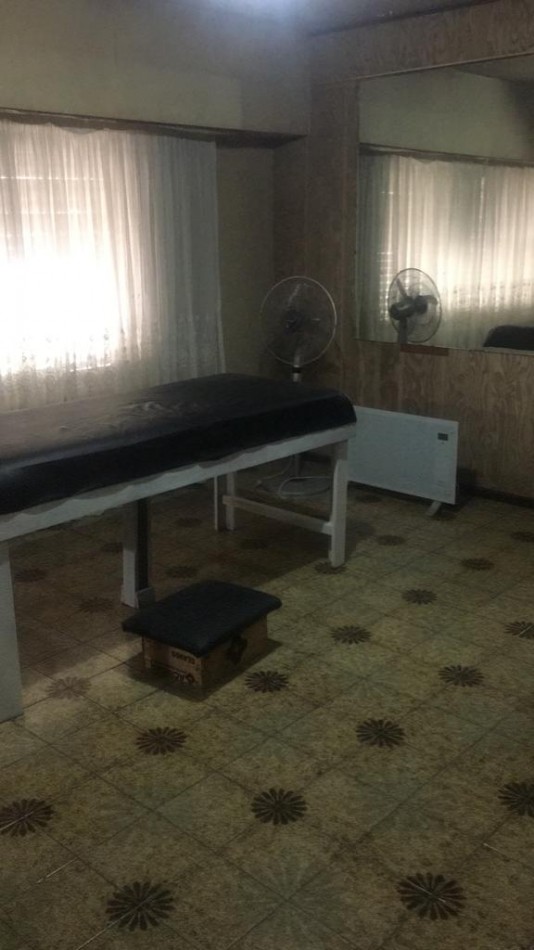ALQUILER SOLO FINES COMERCIALES - CASA DE 500 MTRS CUB. S/LOTE DE 1000 MTRS - HIPOLITO VIEYTES 340