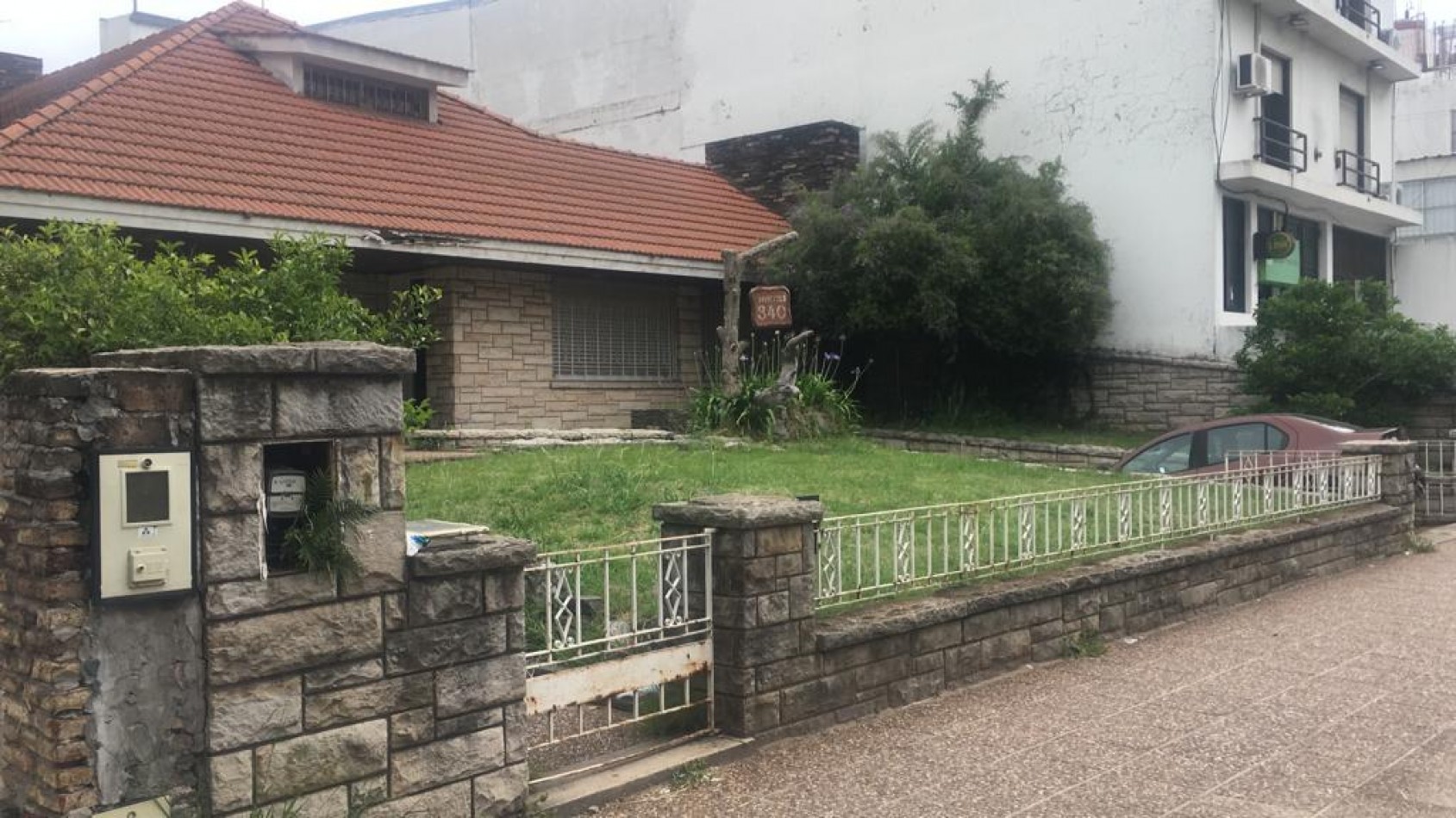 ALQUILER SOLO FINES COMERCIALES - CASA DE 500 MTRS CUB. S/LOTE DE 1000 MTRS - HIPOLITO VIEYTES 340