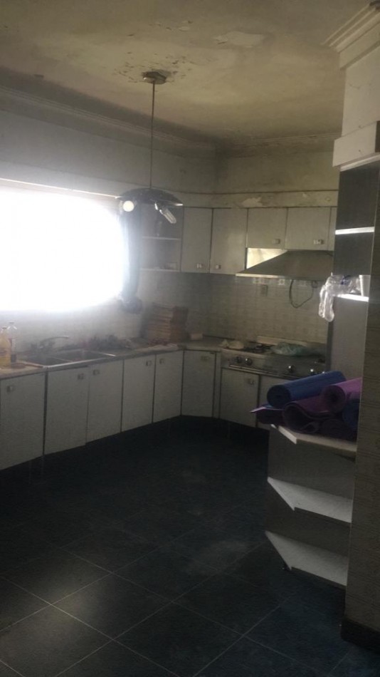 ALQUILER SOLO FINES COMERCIALES - CASA DE 500 MTRS CUB. S/LOTE DE 1000 MTRS - HIPOLITO VIEYTES 340