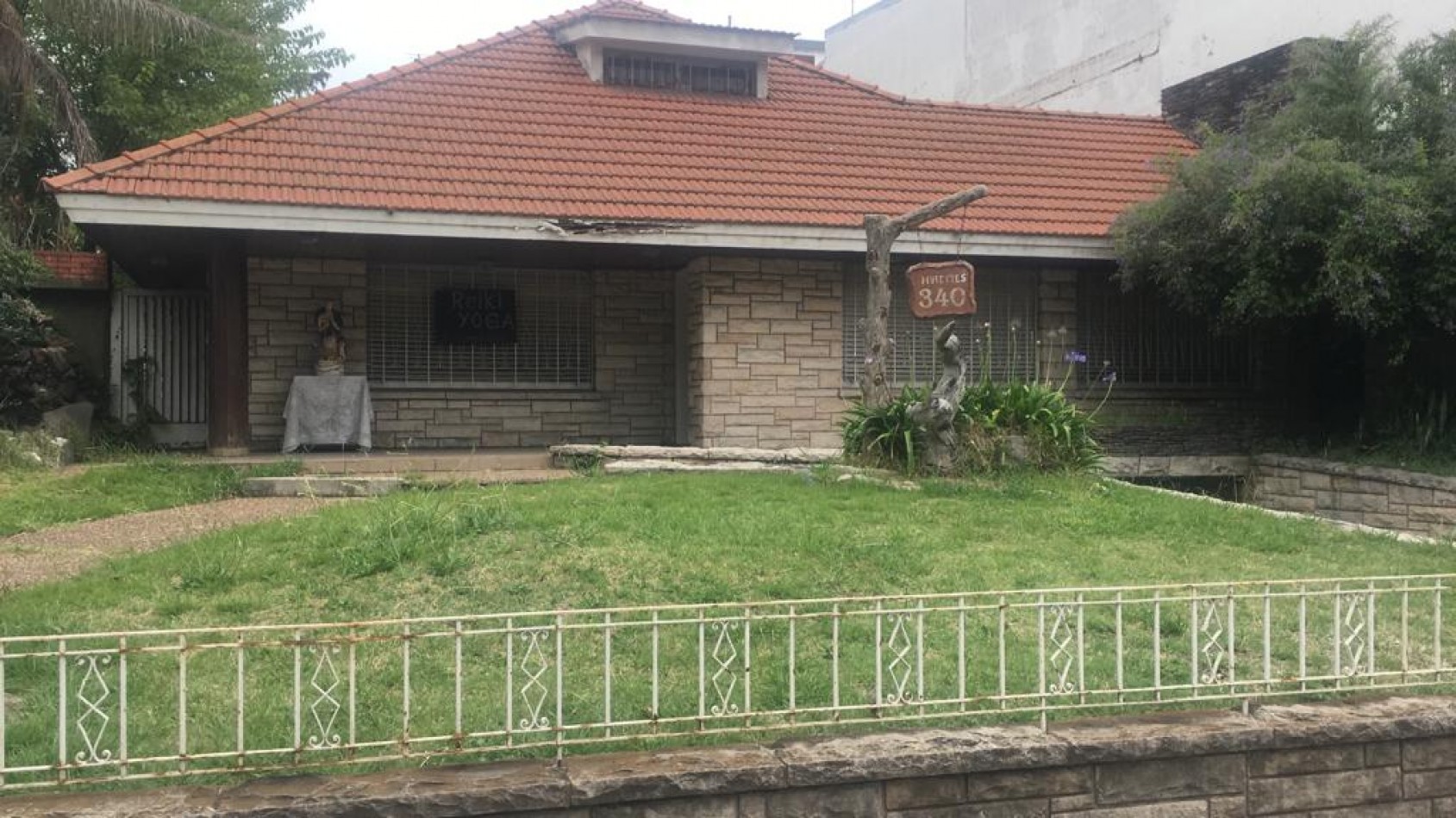 ALQUILER SOLO FINES COMERCIALES - CASA DE 500 MTRS CUB. S/LOTE DE 1000 MTRS - HIPOLITO VIEYTES 340