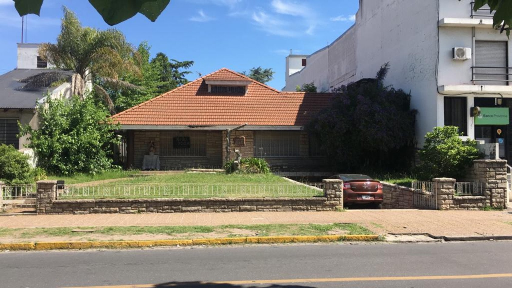 ALQUILER SOLO FINES COMERCIALES - CASA DE 500 MTRS CUB. S/LOTE DE 1000 MTRS - HIPOLITO VIEYTES 340