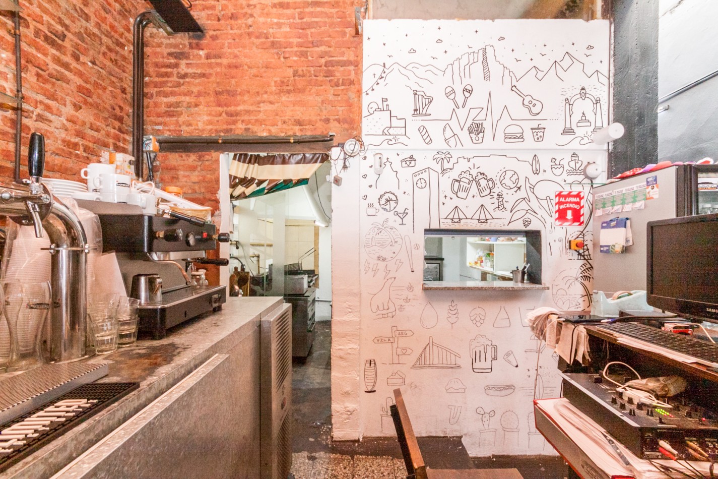 VENTA FONDO DE COMERCIO - RESTO BAR "EL MORRO STREET FOOD" - EXCELENTE UBICACION S/ Av. Hipolito Yrigoyen al 4200