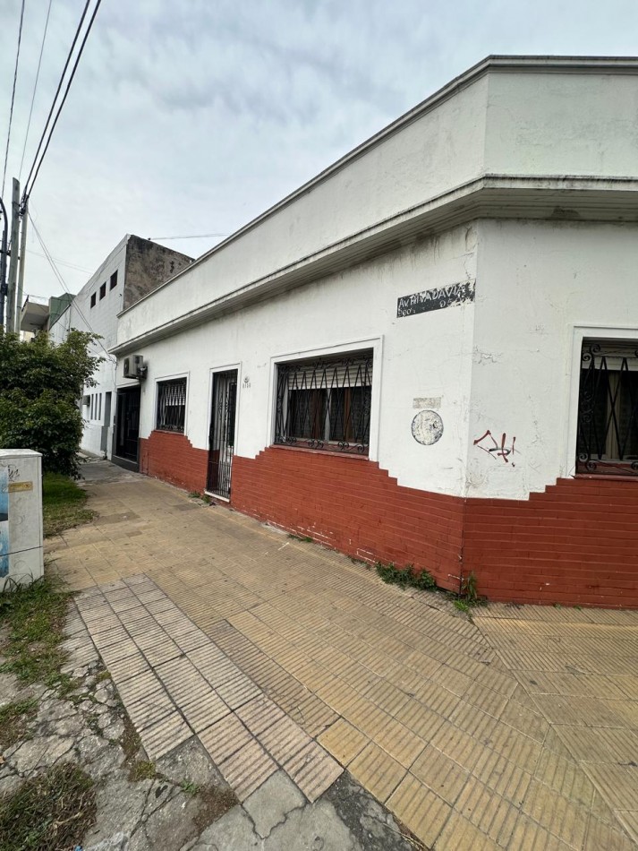 CASA EN ESQUINA EN VENTA - AV. RIVADAVIA y HONDURAS - VALENTIN ALSINA