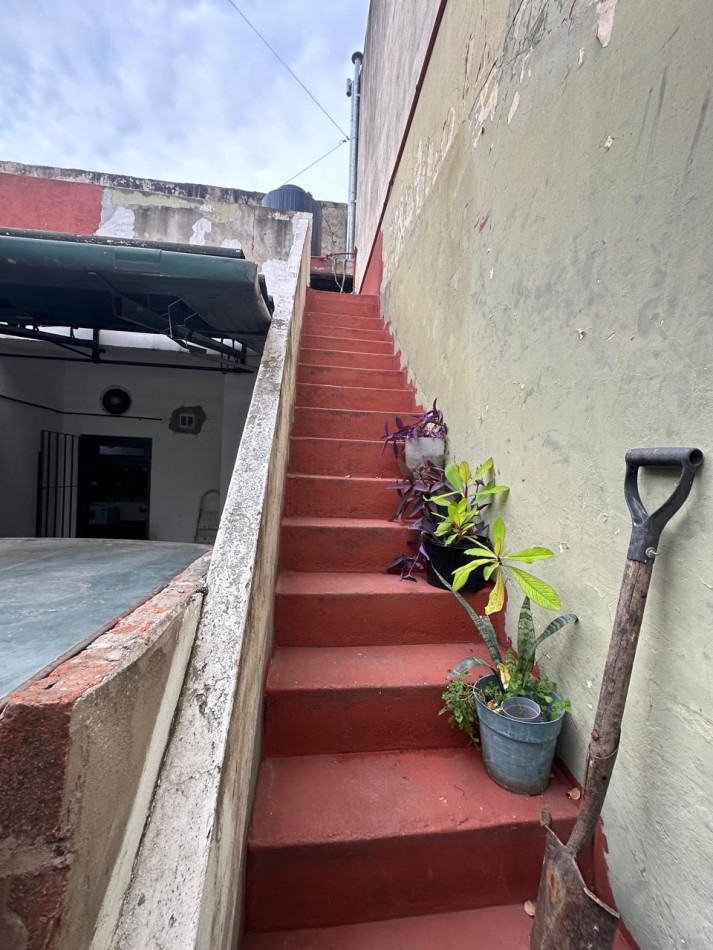 CASA EN ESQUINA EN VENTA - AV. RIVADAVIA y HONDURAS - VALENTIN ALSINA