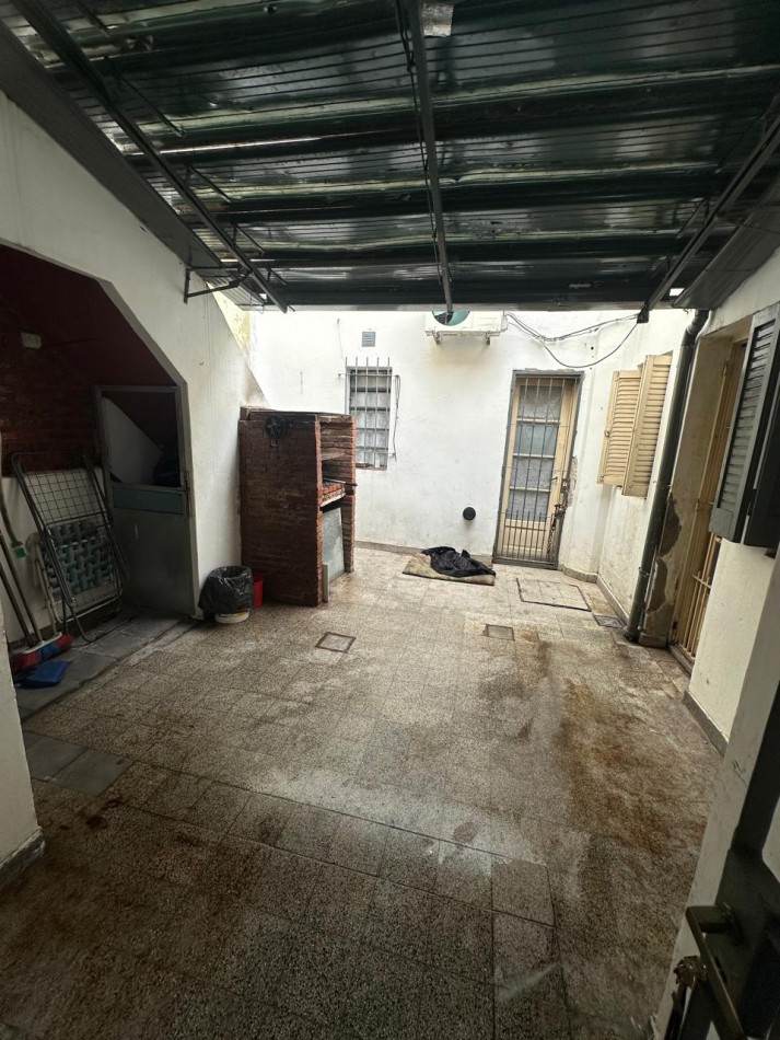 CASA EN ESQUINA EN VENTA - AV. RIVADAVIA y HONDURAS - VALENTIN ALSINA