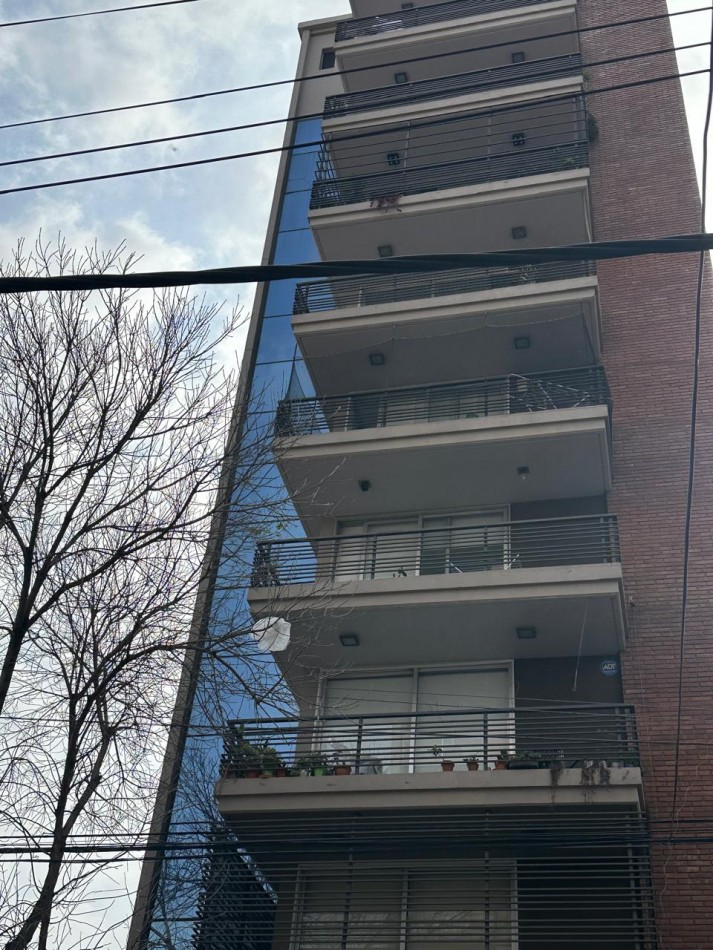 IMPECABLE DEPARTAMENTO DE 3 AMB. AL FRENTE C/COCHERA (Muy Amplia) - PISO ALTO CON PALIER PRIVADO - CARLOS GARDEL AL 100