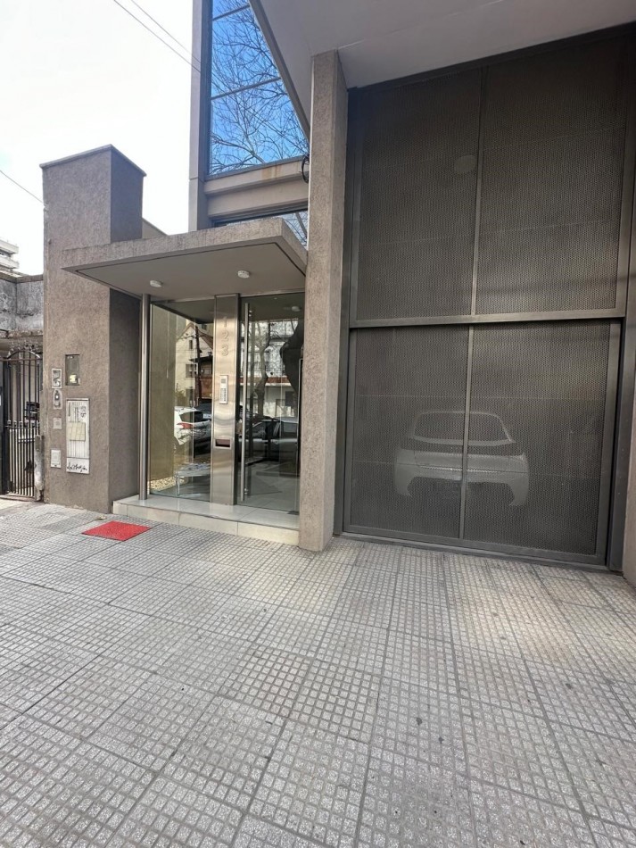 IMPECABLE DEPARTAMENTO DE 3 AMB. AL FRENTE C/COCHERA (Muy Amplia) - PISO ALTO CON PALIER PRIVADO - CARLOS GARDEL AL 100