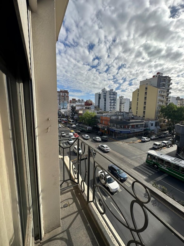 IMPONENTE DPTO AL FRENTE 6 AMBIENTES EN ALQUILER o VENTA CON TERRAZA PROPIA A MTRS DE LA ESTACION - Av. H. Yrigoyen y Carlos Gardel