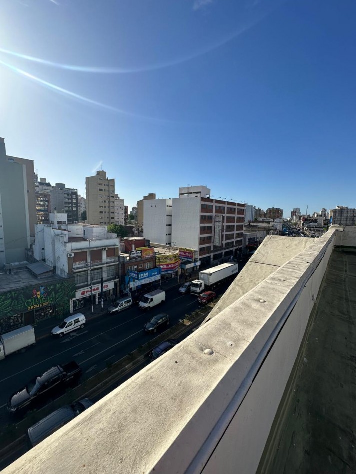 IMPONENTE DPTO AL FRENTE 6 AMBIENTES EN ALQUILER o VENTA CON TERRAZA PROPIA A MTRS DE LA ESTACION - Av. H. Yrigoyen y Carlos Gardel