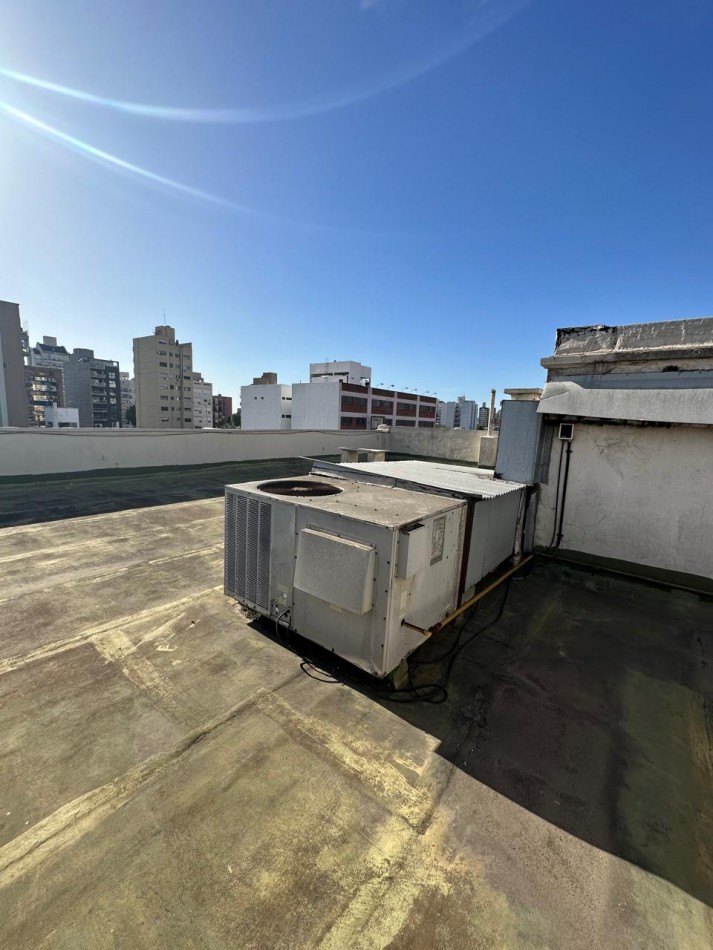 IMPONENTE DPTO AL FRENTE 6 AMBIENTES EN ALQUILER o VENTA CON TERRAZA PROPIA A MTRS DE LA ESTACION - Av. H. Yrigoyen y Carlos Gardel