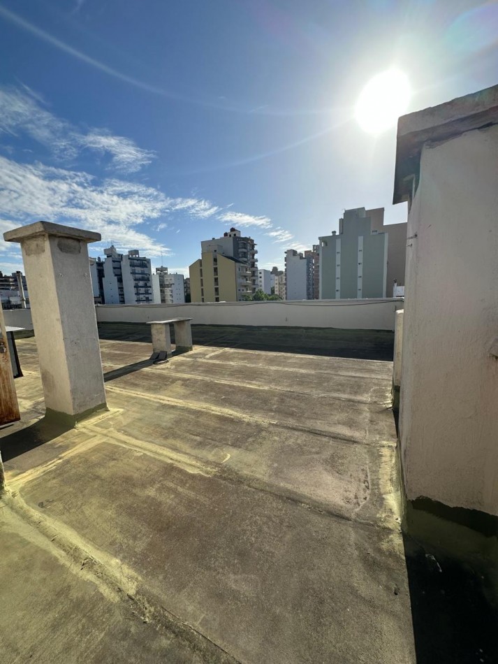 IMPONENTE DPTO AL FRENTE 6 AMBIENTES EN ALQUILER o VENTA CON TERRAZA PROPIA A MTRS DE LA ESTACION - Av. H. Yrigoyen y Carlos Gardel