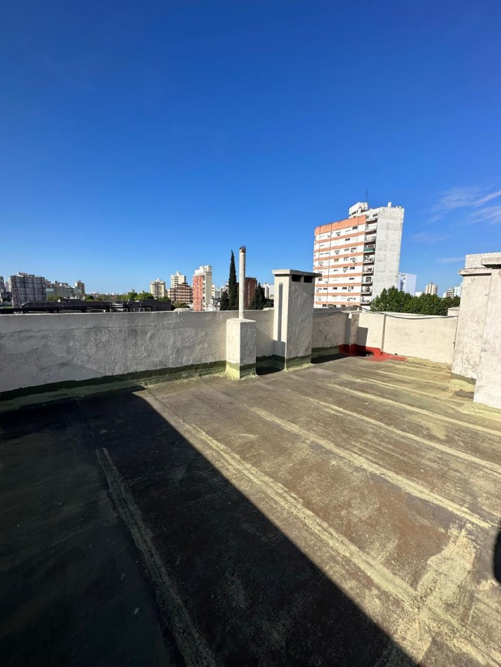 IMPONENTE DPTO AL FRENTE 6 AMBIENTES EN ALQUILER o VENTA CON TERRAZA PROPIA A MTRS DE LA ESTACION - Av. H. Yrigoyen y Carlos Gardel