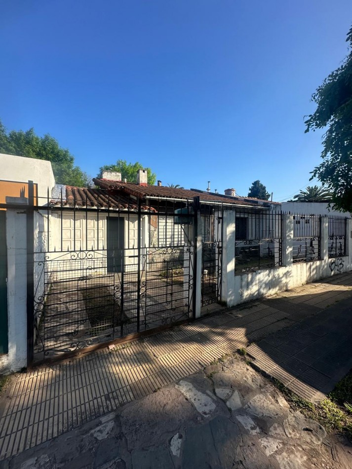 CASA 3 AMBIENTES CON COCHERA y GRAN FONDO LIBRE - SOBRE LOTE 10x40 - Carlos Dihel y Sarmiento - Longchamps 