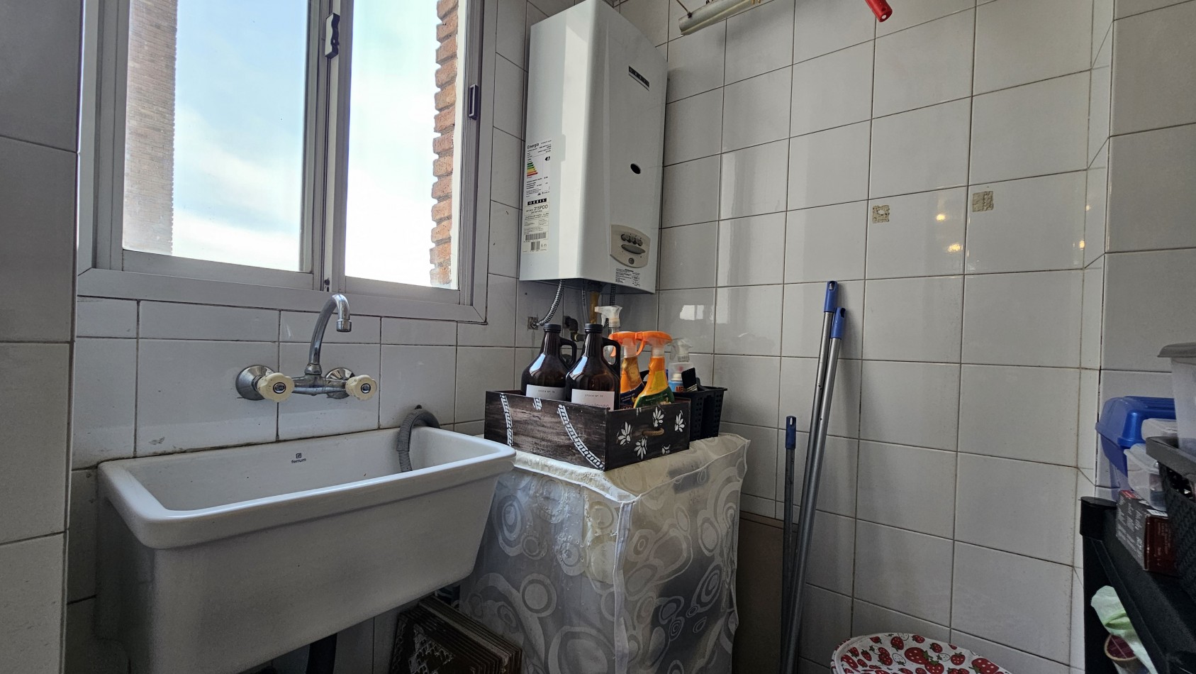 AMPLIO SEMIPISO DE 2 AMB. C/ COCHERA EN PISO ALTO EN VENTA - LAS PIEDRAS 1400 - LANUS ESTE