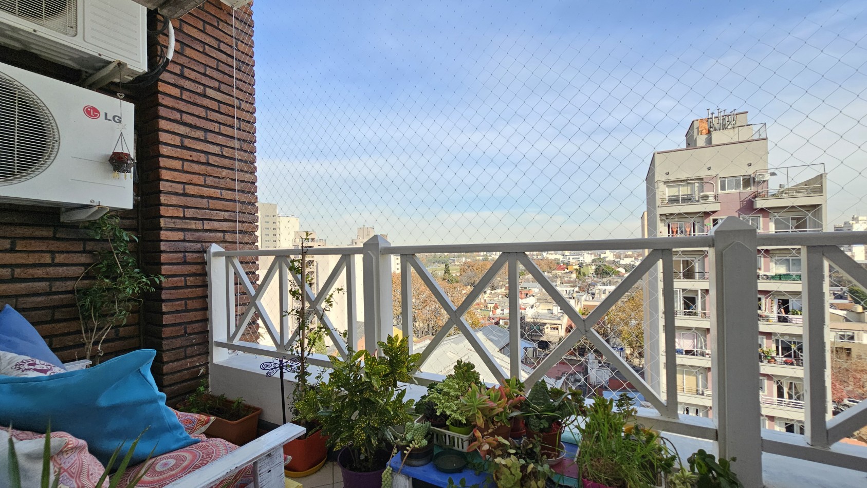 AMPLIO SEMIPISO DE 2 AMB. C/ COCHERA EN PISO ALTO EN VENTA - LAS PIEDRAS 1400 - LANUS ESTE