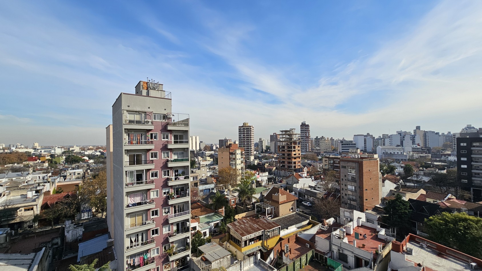AMPLIO SEMIPISO DE 2 AMB. C/ COCHERA EN PISO ALTO EN VENTA - LAS PIEDRAS 1400 - LANUS ESTE