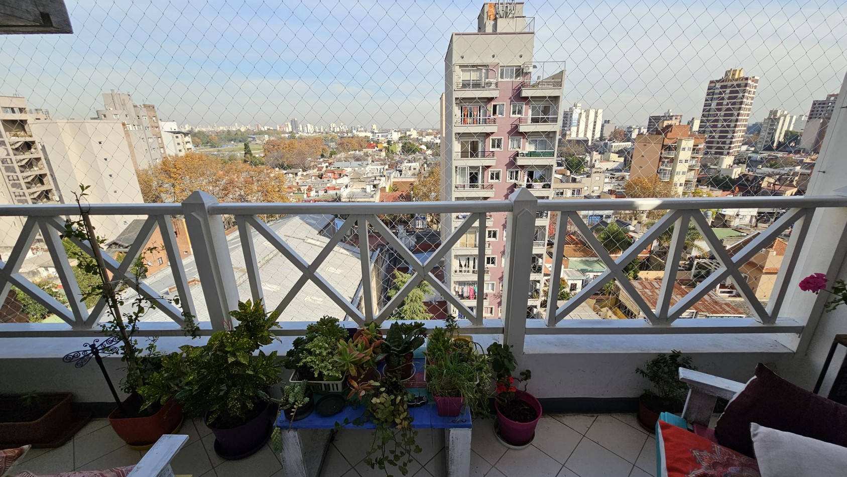 AMPLIO SEMIPISO DE 2 AMB. C/ COCHERA EN PISO ALTO EN VENTA - LAS PIEDRAS 1400 - LANUS ESTE