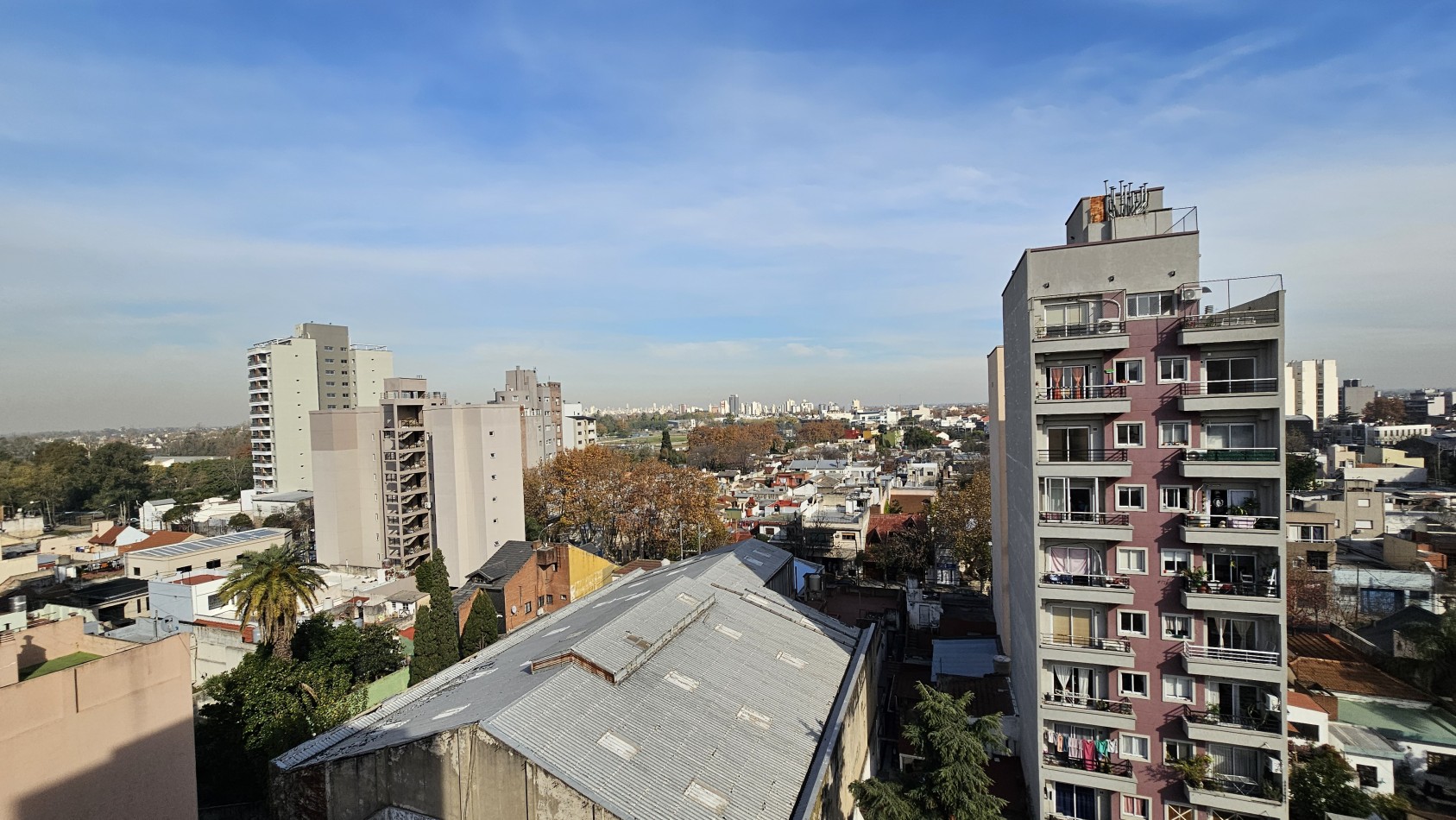 AMPLIO SEMIPISO DE 2 AMB. C/ COCHERA EN PISO ALTO EN VENTA - LAS PIEDRAS 1400 - LANUS ESTE