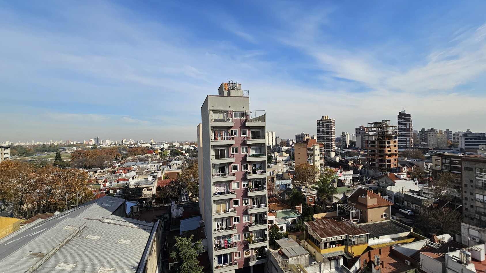 AMPLIO SEMIPISO DE 2 AMB. C/ COCHERA EN PISO ALTO EN VENTA - LAS PIEDRAS 1400 - LANUS ESTE