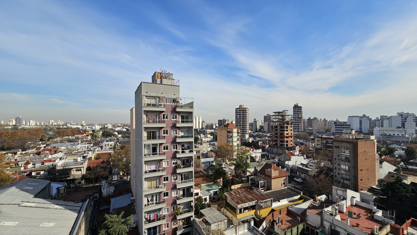AMPLIO SEMIPISO DE 2 AMB. C/ COCHERA EN PISO ALTO EN VENTA - LAS PIEDRAS 1400 - LANUS ESTE