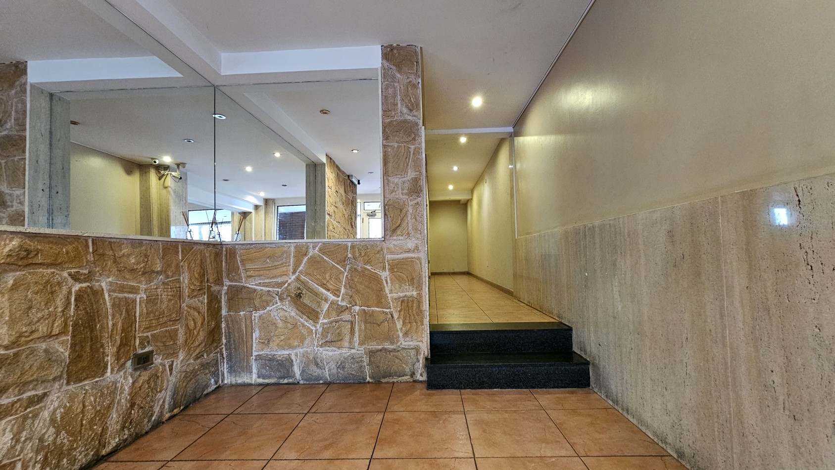 AMPLIO SEMIPISO DE 2 AMB. C/ COCHERA EN PISO ALTO EN VENTA - LAS PIEDRAS 1400 - LANUS ESTE
