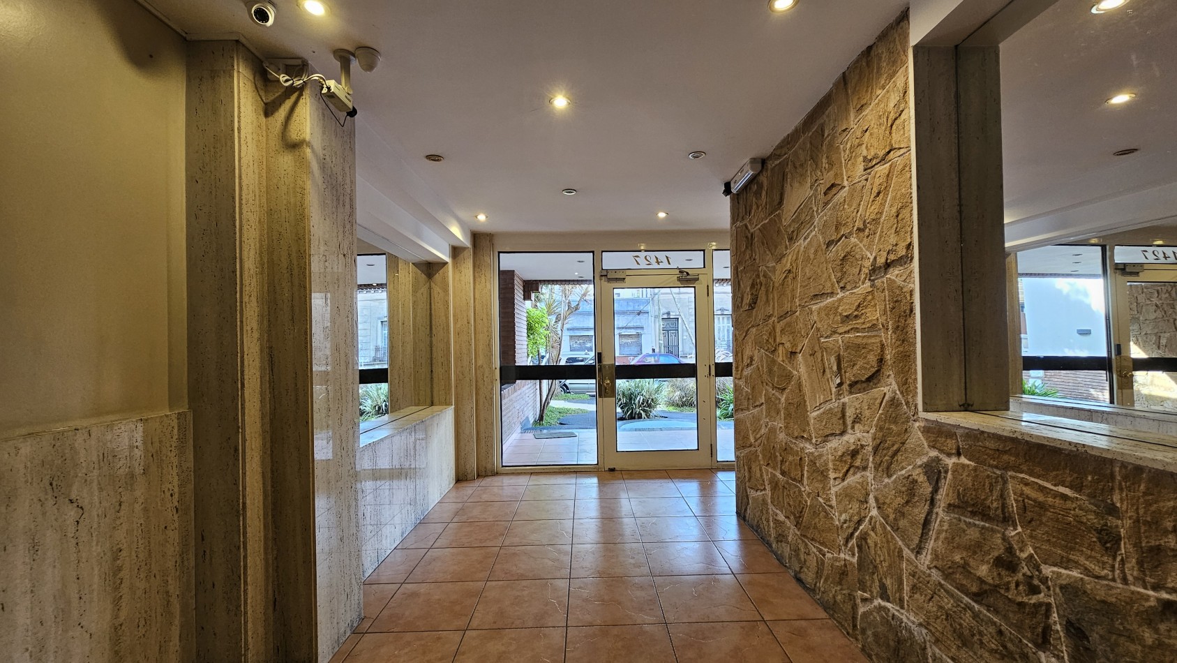 AMPLIO SEMIPISO DE 2 AMB. C/ COCHERA EN PISO ALTO EN VENTA - LAS PIEDRAS 1400 - LANUS ESTE