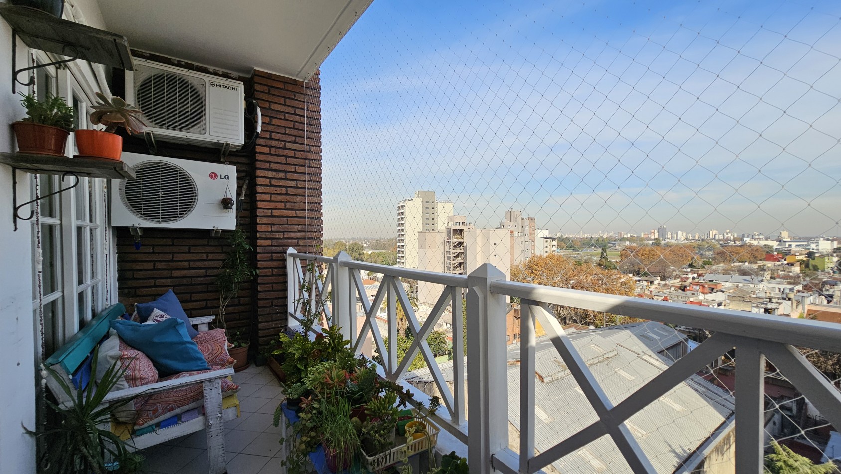 AMPLIO SEMIPISO DE 2 AMB. C/ COCHERA EN PISO ALTO EN VENTA - LAS PIEDRAS 1400 - LANUS ESTE