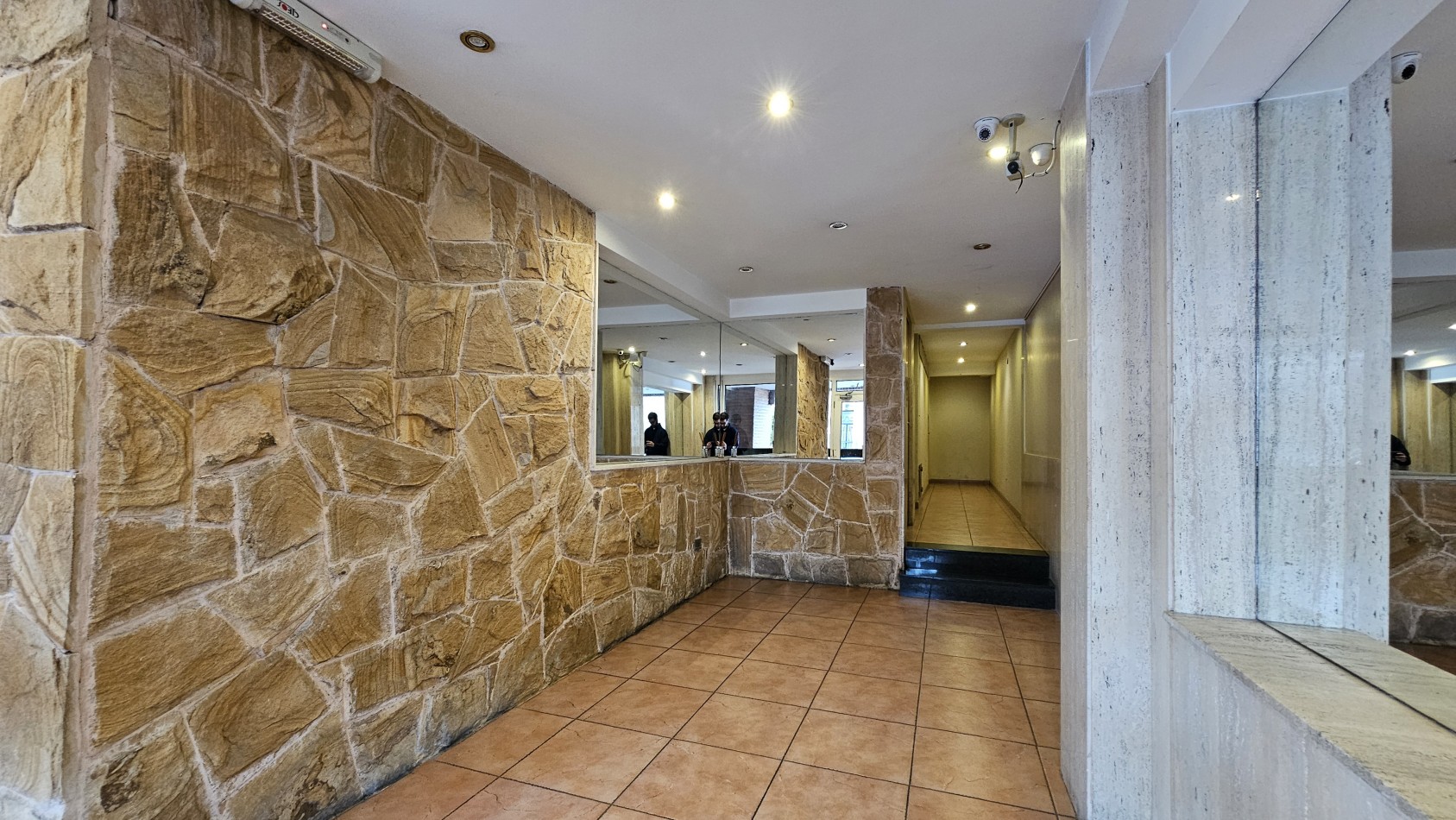 AMPLIO SEMIPISO DE 2 AMB. C/ COCHERA EN PISO ALTO EN VENTA - LAS PIEDRAS 1400 - LANUS ESTE