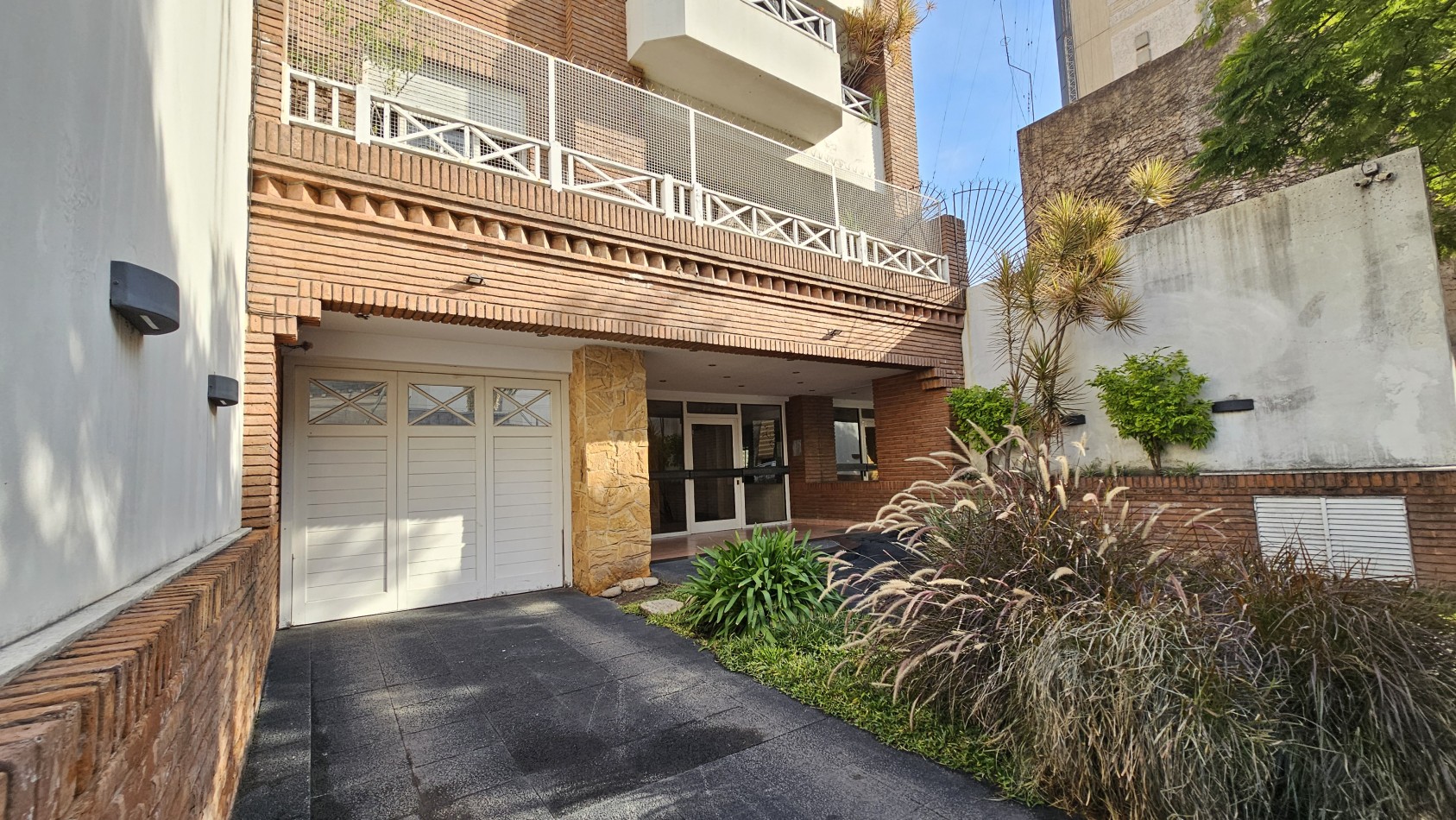 AMPLIO SEMIPISO DE 2 AMB. C/ COCHERA EN PISO ALTO EN VENTA - LAS PIEDRAS 1400 - LANUS ESTE