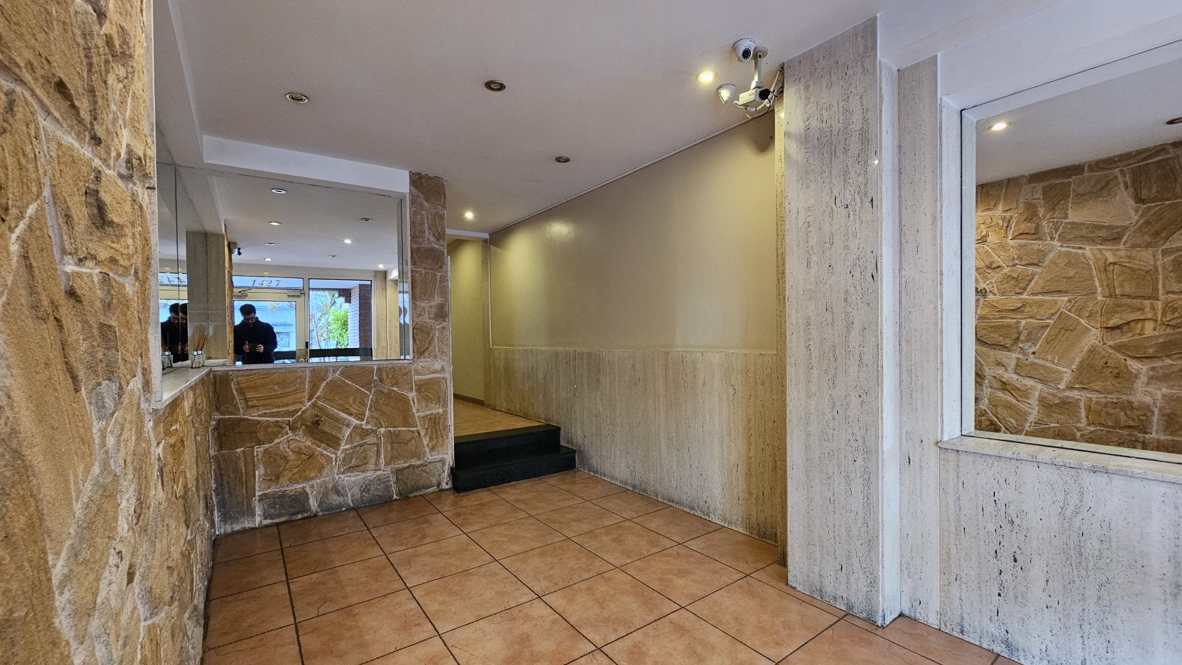 AMPLIO SEMIPISO DE 2 AMB. C/ COCHERA EN PISO ALTO EN VENTA - LAS PIEDRAS 1400 - LANUS ESTE