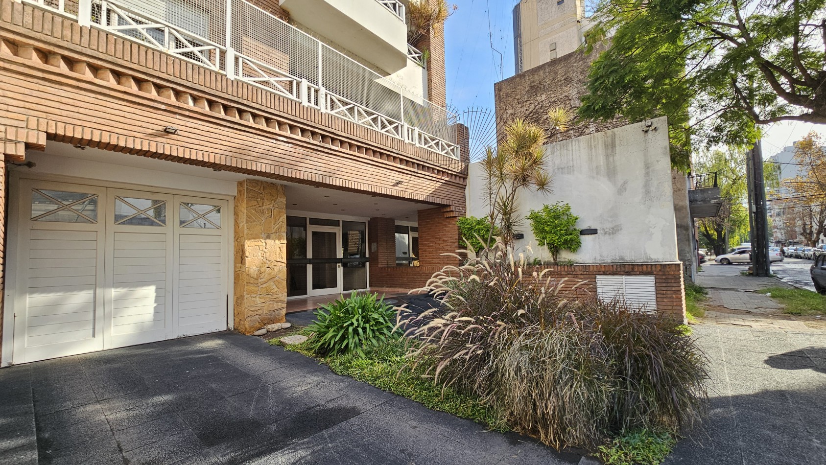 AMPLIO SEMIPISO DE 2 AMB. C/ COCHERA EN PISO ALTO EN VENTA - LAS PIEDRAS 1400 - LANUS ESTE