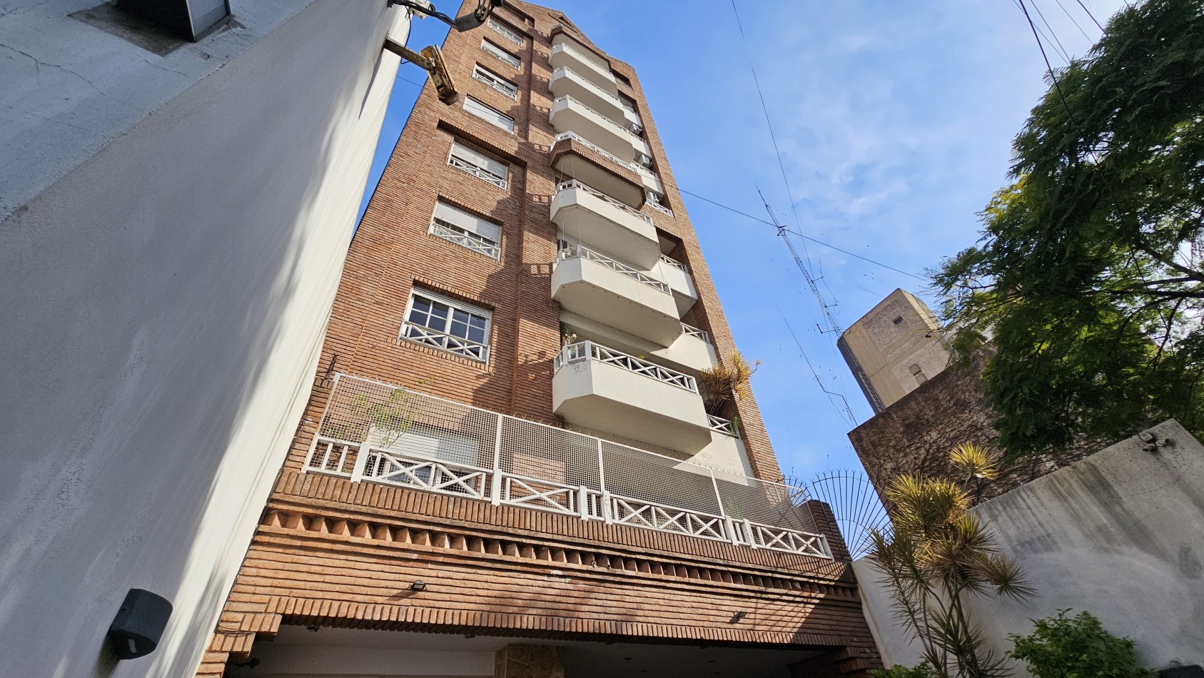 AMPLIO SEMIPISO DE 2 AMB. C/ COCHERA EN PISO ALTO EN VENTA - LAS PIEDRAS 1400 - LANUS ESTE