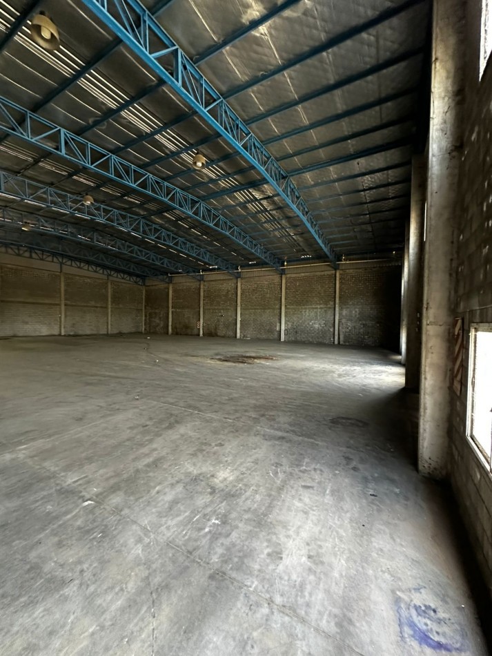 1100 m2 CUBIERTOS IMPECABLE GALPON EN ALQUILER S/LOTE DE 2200 m2 - EXCELENTE ZONA INDUSTRIAL - Cerrito al 1400 - Ituzaingo