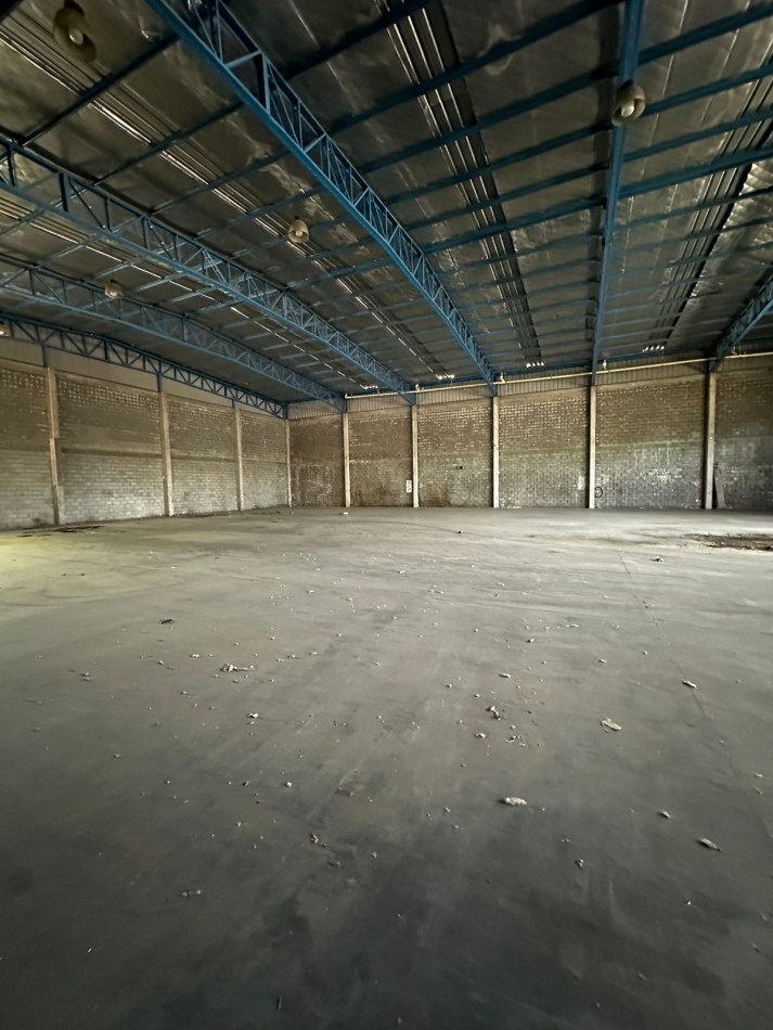 1100 m2 CUBIERTOS IMPECABLE GALPON EN ALQUILER S/LOTE DE 2200 m2 - EXCELENTE ZONA INDUSTRIAL - Cerrito al 1400 - Ituzaingo