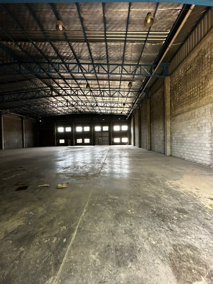 1100 m2 CUBIERTOS IMPECABLE GALPON EN ALQUILER S/LOTE DE 2200 m2 - EXCELENTE ZONA INDUSTRIAL - Cerrito al 1400 - Ituzaingo