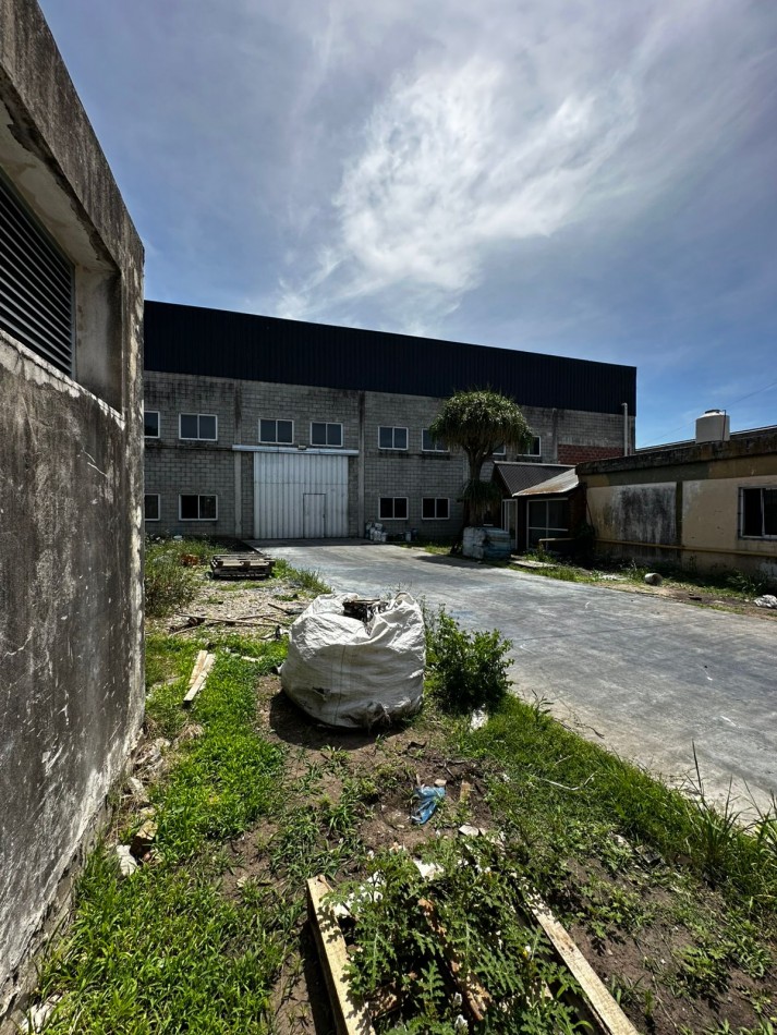 1100 m2 CUBIERTOS IMPECABLE GALPON EN ALQUILER S/LOTE DE 2200 m2 - EXCELENTE ZONA INDUSTRIAL - Cerrito al 1400 - Ituzaingo