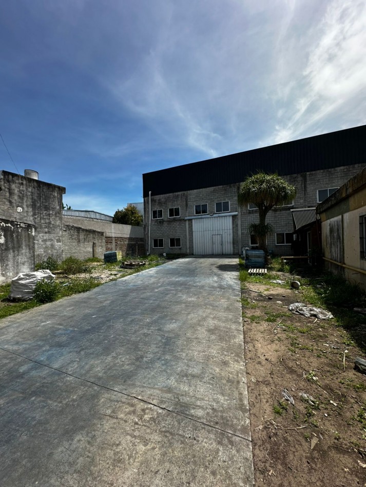 1100 m2 CUBIERTOS IMPECABLE GALPON EN ALQUILER S/LOTE DE 2200 m2 - EXCELENTE ZONA INDUSTRIAL - Cerrito al 1400 - Ituzaingo