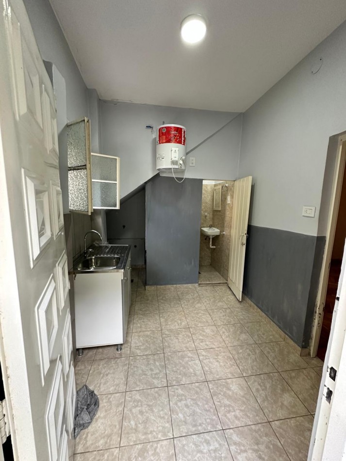 Dpto INTERNO DE UN AMB. y MEDIO C/PATIO - MORENO 2300 - (ZONA COTO AV. RIVADAVIA) 
