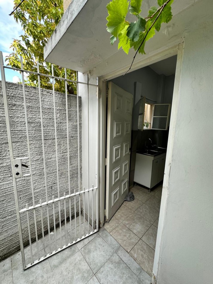 Dpto INTERNO DE UN AMB. y MEDIO C/PATIO - MORENO 2300 - (ZONA COTO AV. RIVADAVIA) 