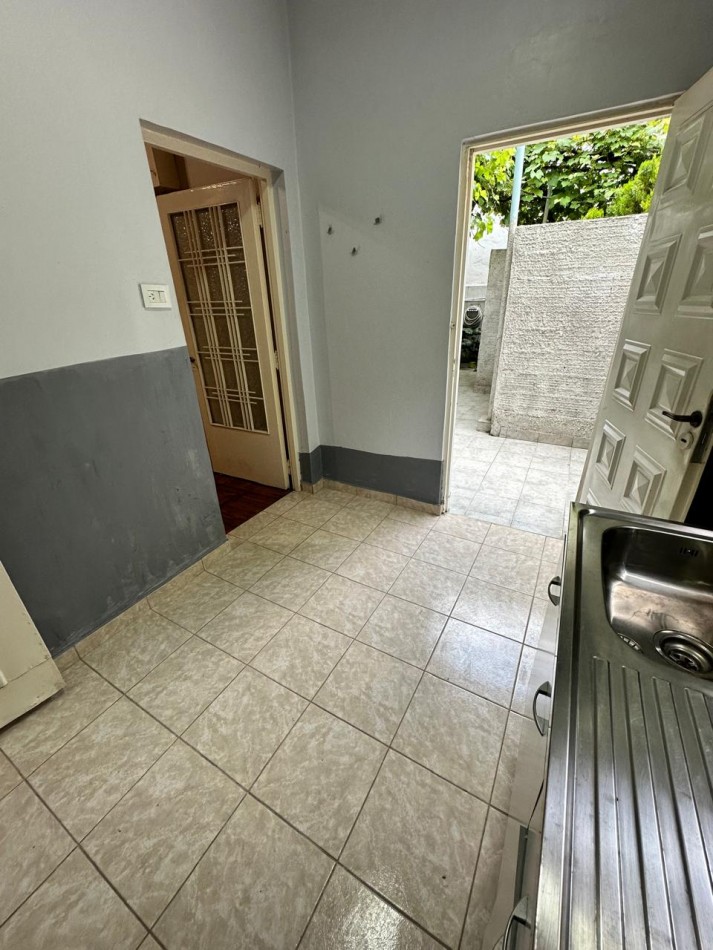 Dpto INTERNO DE UN AMB. y MEDIO C/PATIO - MORENO 2300 - (ZONA COTO AV. RIVADAVIA) 