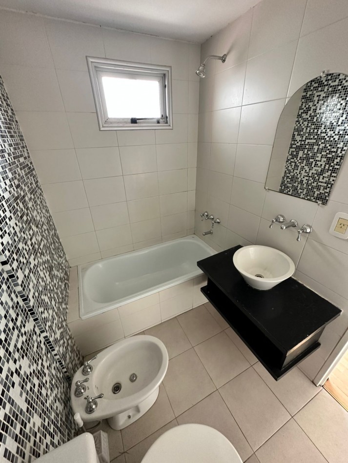 Dpto 2 Amb. Contrafrente C/ Baño en Suite y Toilette + Balcon en Alquiler - Cordoba 1400 - Lanus Este