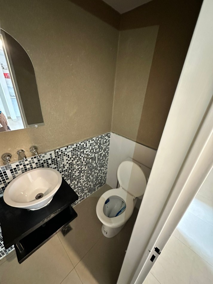 Dpto 2 Amb. Contrafrente C/ Baño en Suite y Toilette + Balcon en Alquiler - Cordoba 1400 - Lanus Este