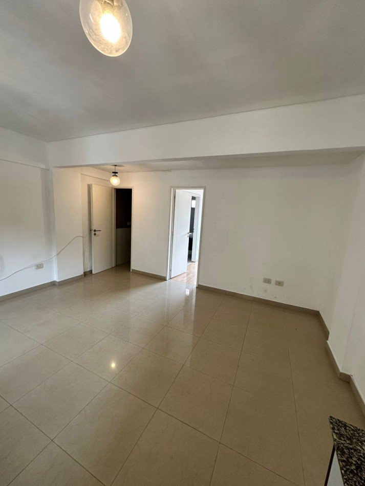 Dpto 2 Amb. Contrafrente C/ Baño en Suite y Toilette + Balcon en Alquiler - Cordoba 1400 - Lanus Este