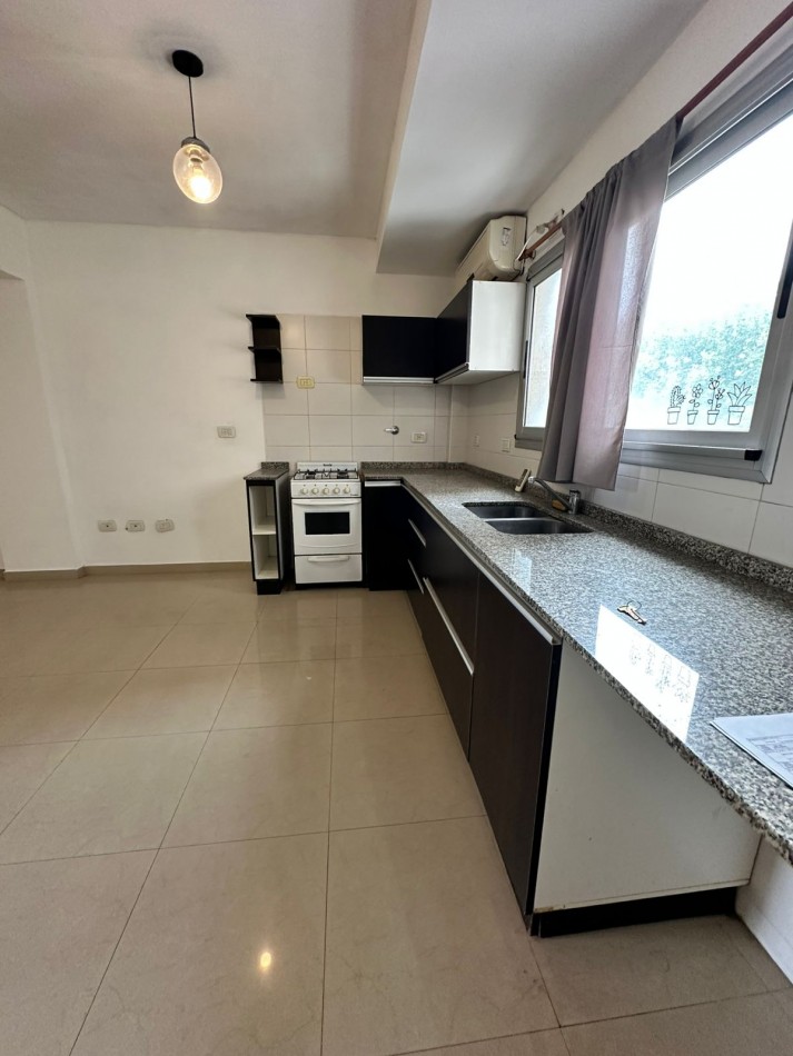 Dpto 2 Amb. Contrafrente C/ Baño en Suite y Toilette + Balcon en Alquiler - Cordoba 1400 - Lanus Este