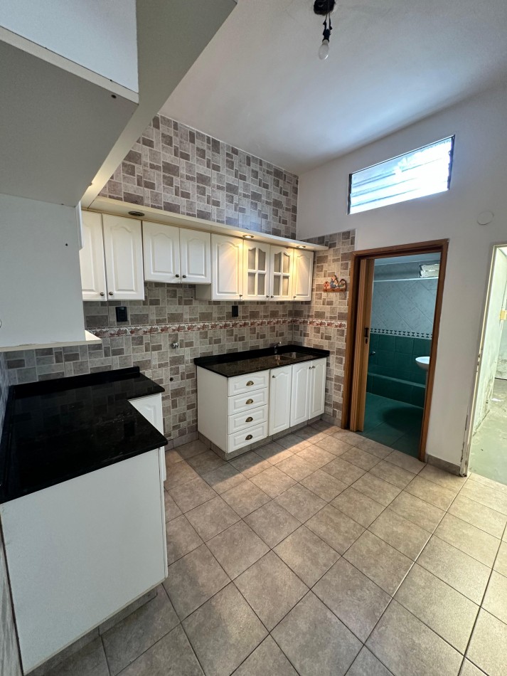 **$450.000.-** ALQUILER PH INTERNO DOS AMB. S/EXPENSAS C/ PATIO - SERVICIOS COMPARTIDOS - SANTIAGO DEL ESTERO 1500 - LANUS OESTE