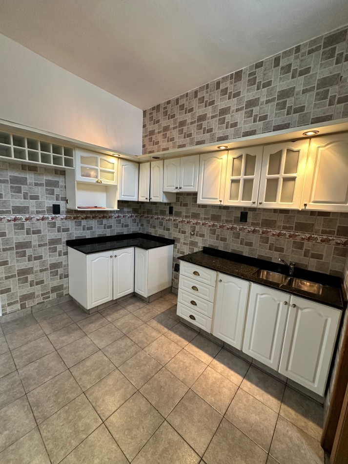 **$450.000.-** ALQUILER PH INTERNO DOS AMB. S/EXPENSAS C/ PATIO - SERVICIOS COMPARTIDOS - SANTIAGO DEL ESTERO 1500 - LANUS OESTE