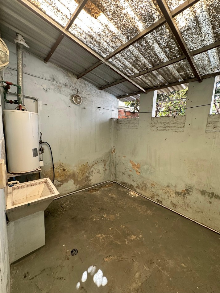 **$450.000.-** ALQUILER PH INTERNO DOS AMB. S/EXPENSAS C/ PATIO - SERVICIOS COMPARTIDOS - SANTIAGO DEL ESTERO 1500 - LANUS OESTE