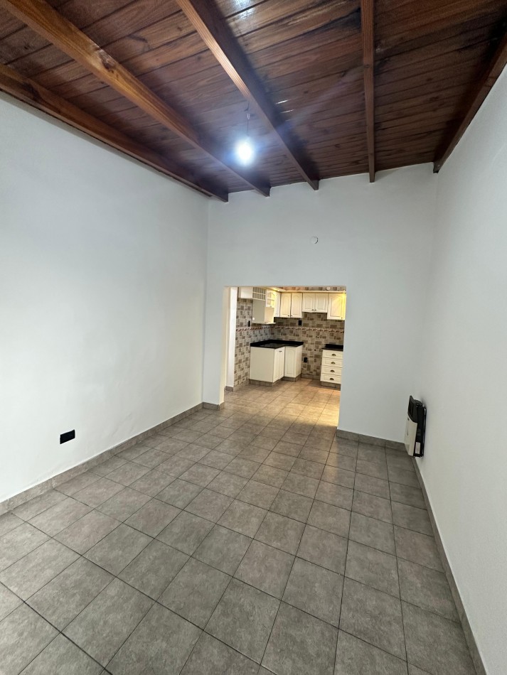 **$450.000.-** ALQUILER PH INTERNO DOS AMB. S/EXPENSAS C/ PATIO - SERVICIOS COMPARTIDOS - SANTIAGO DEL ESTERO 1500 - LANUS OESTE