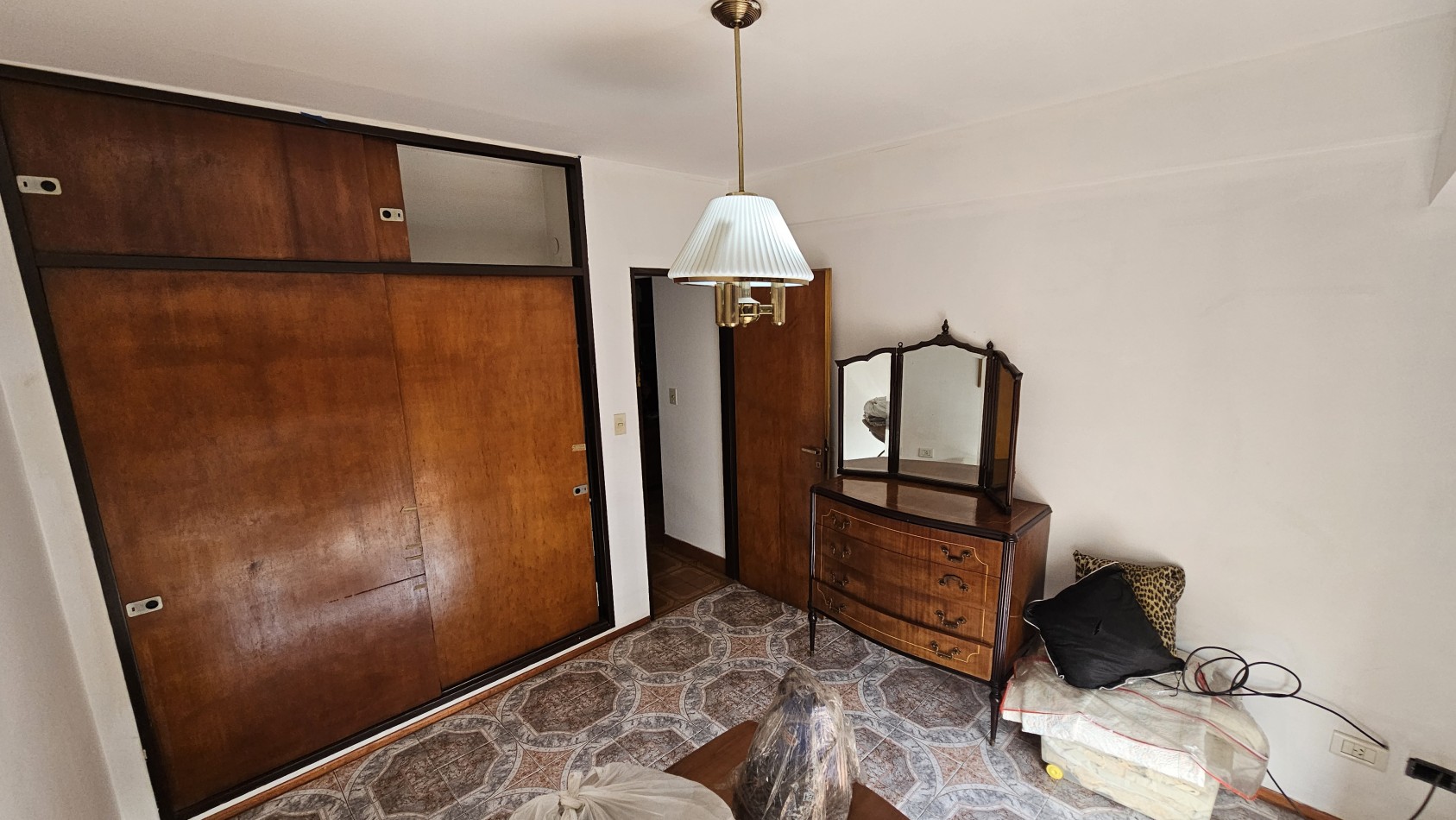 **u$s 49.900.-**  Venta de Departamento de 2 amb. en 1er piso por escaleras al frente - NO ABONA EXPENSAS - Enrique Fernandez 2126